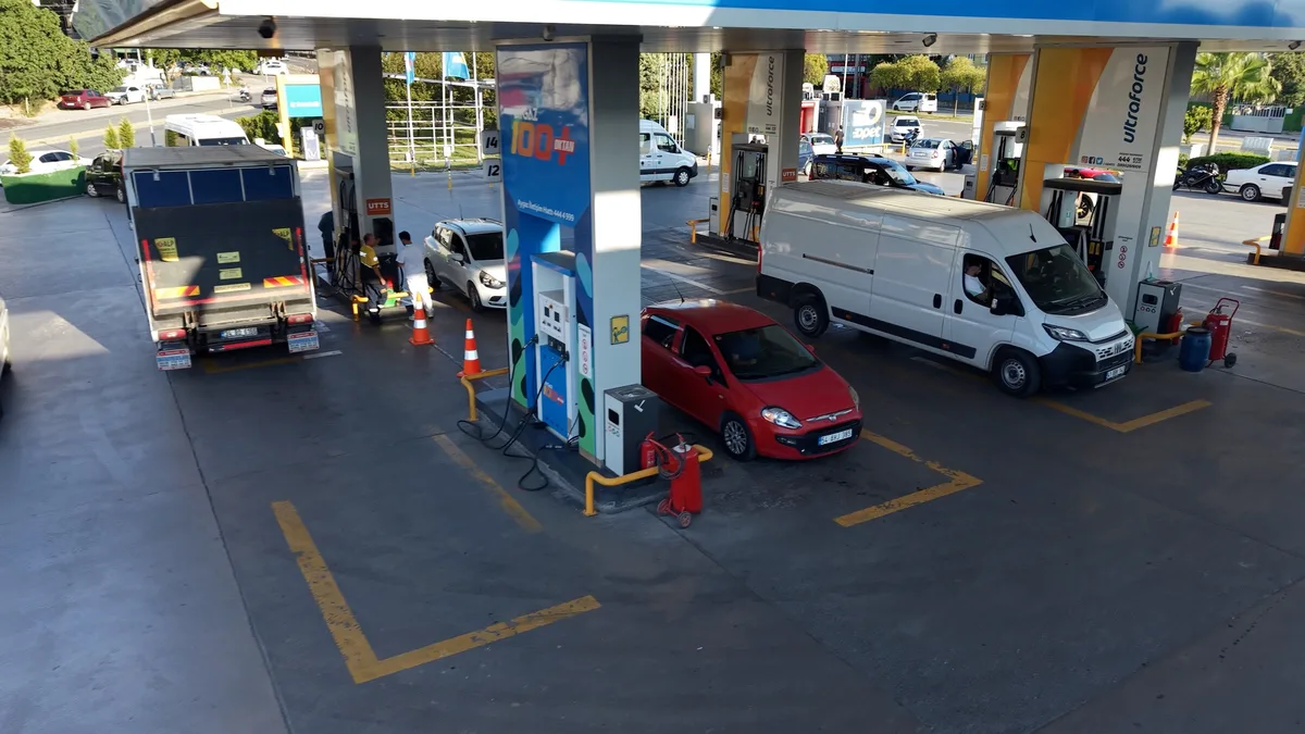 Göksay Petrol istasyonundaki akaryakıt pompaları ve araçlar